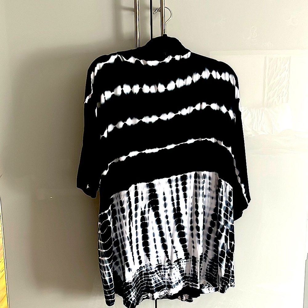 Women’s front open tie die half sleeve jacket- like new
